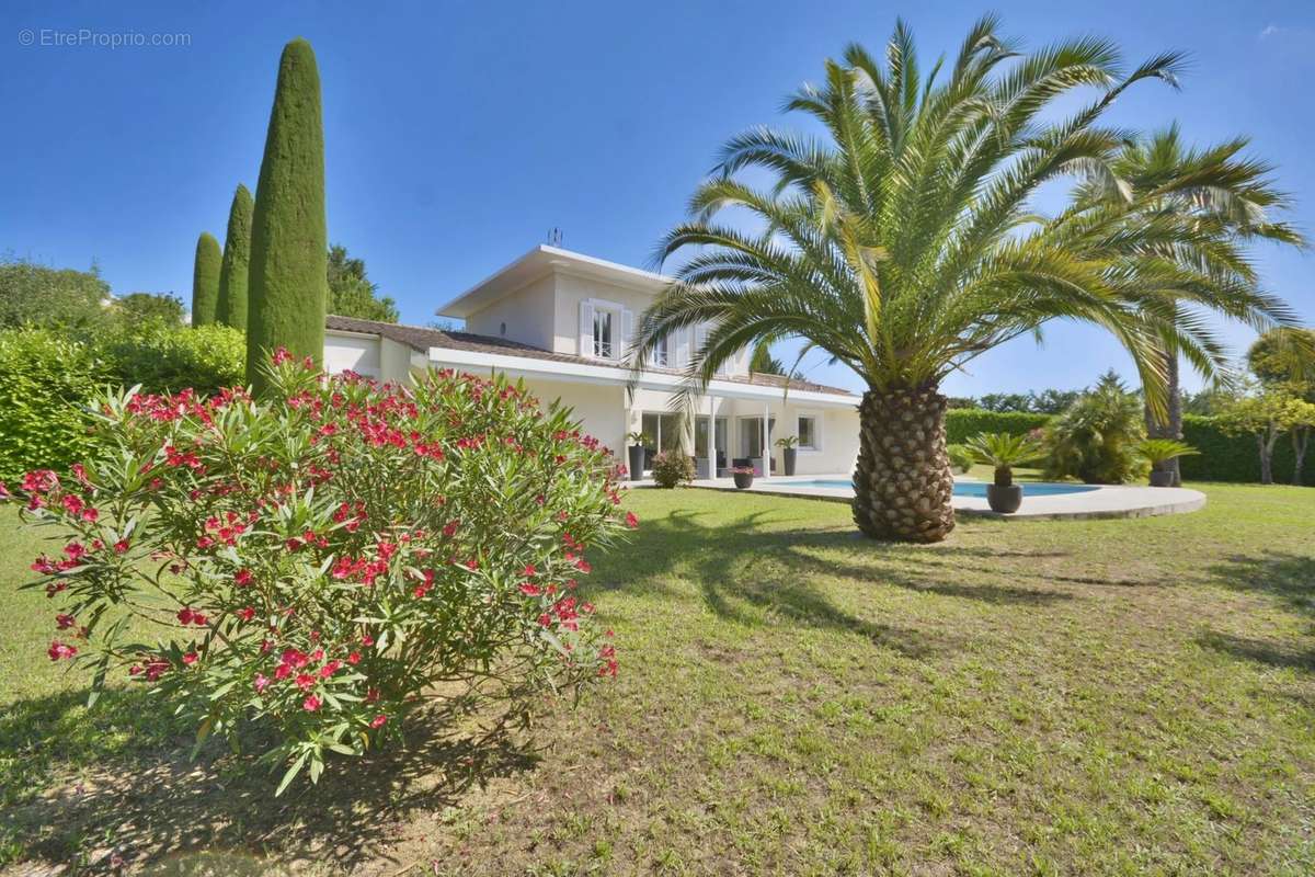 Maison à CHATEAUNEUF-GRASSE