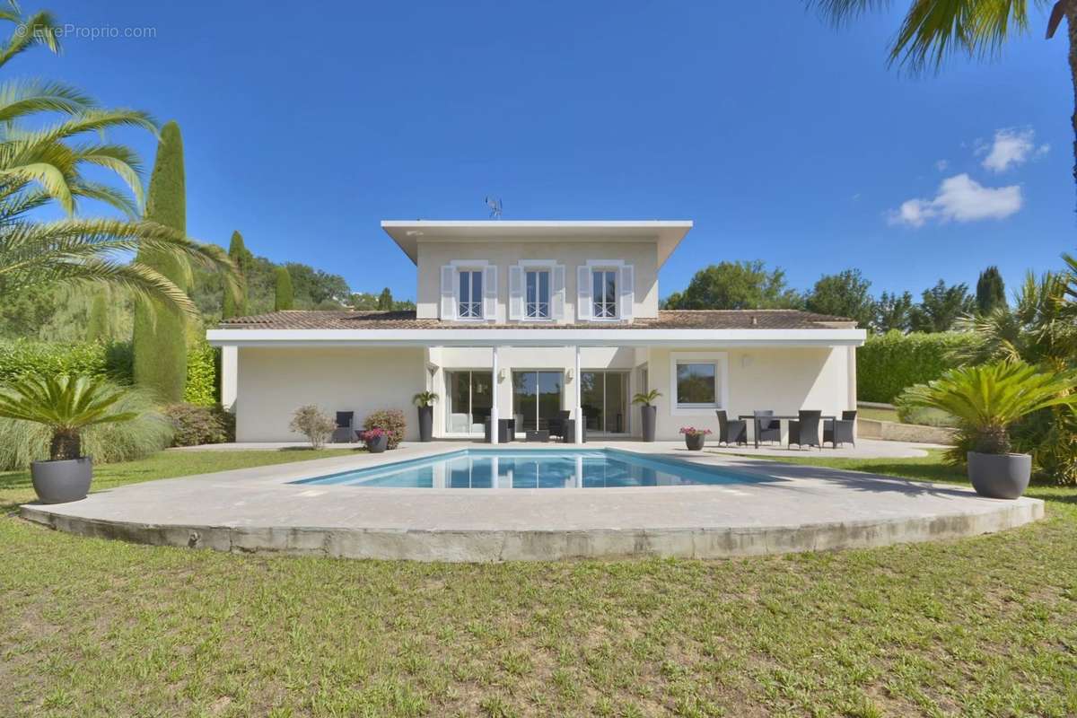 Maison à CHATEAUNEUF-GRASSE