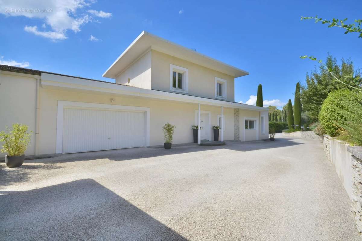 Maison à CHATEAUNEUF-GRASSE