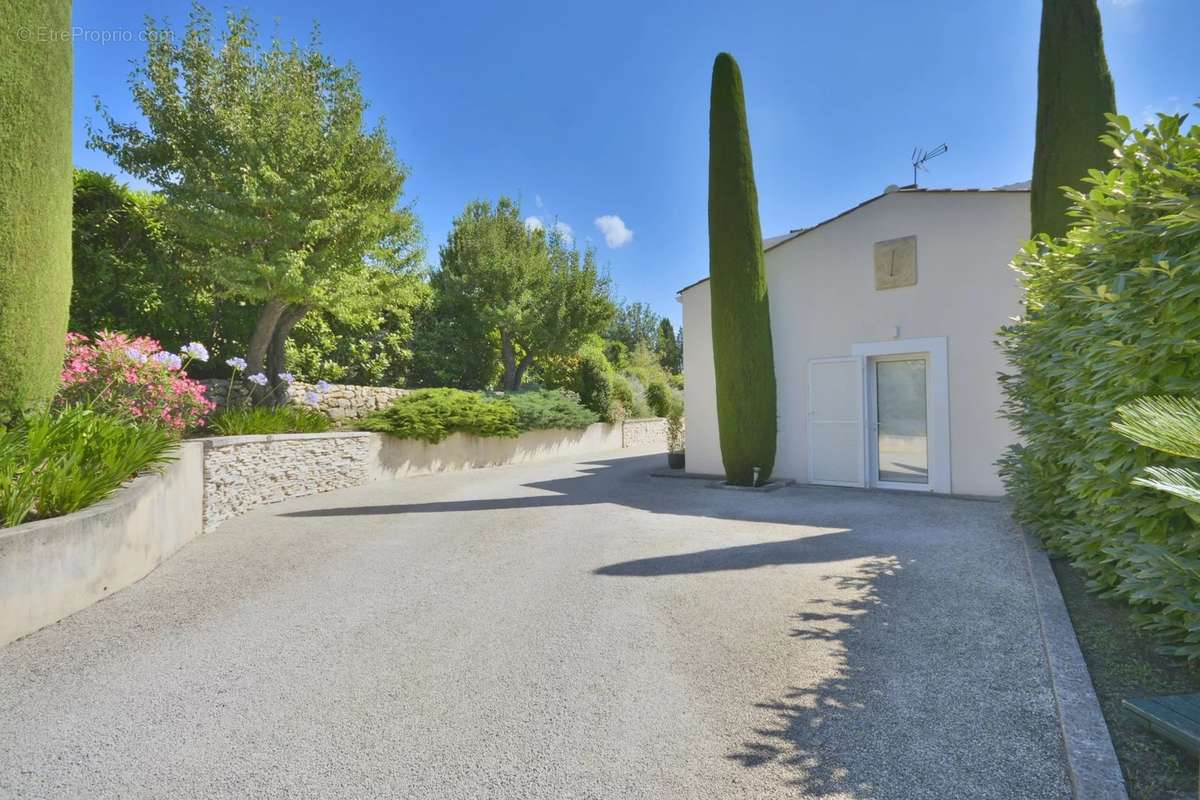 Maison à CHATEAUNEUF-GRASSE