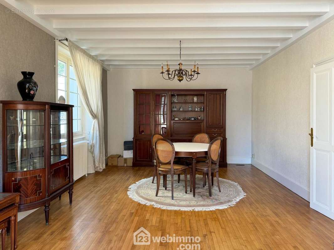 Le salon avec son parquet massif - Maison à MENOMBLET