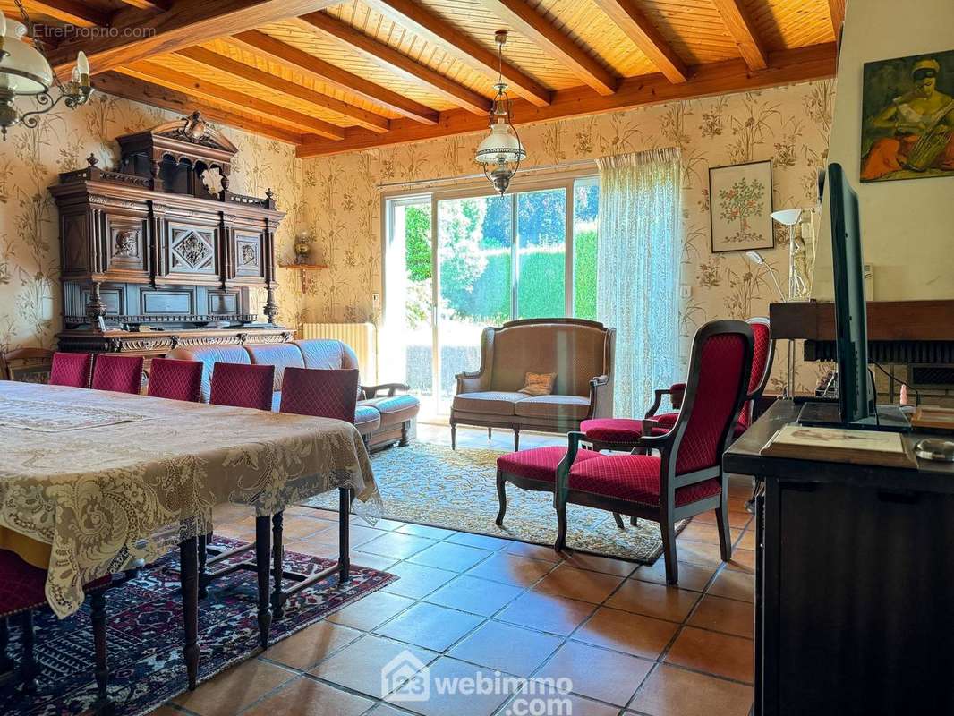 Une salle à manger ouverte sur la terrasse - Maison à MENOMBLET