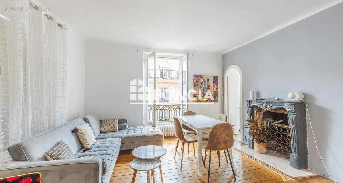 Appartement à PARIS-17E