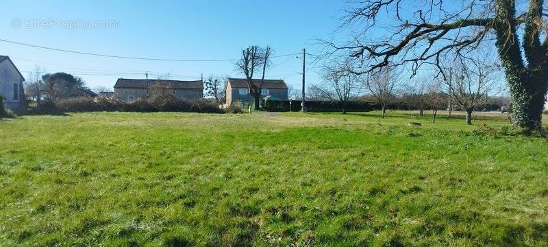 Terrain à CHASSENEUIL-SUR-BONNIEURE