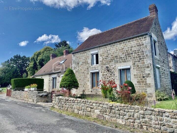 Maison à CARROUGES