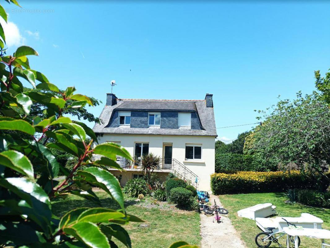 Maison à CHATEAUNEUF-DU-FAOU