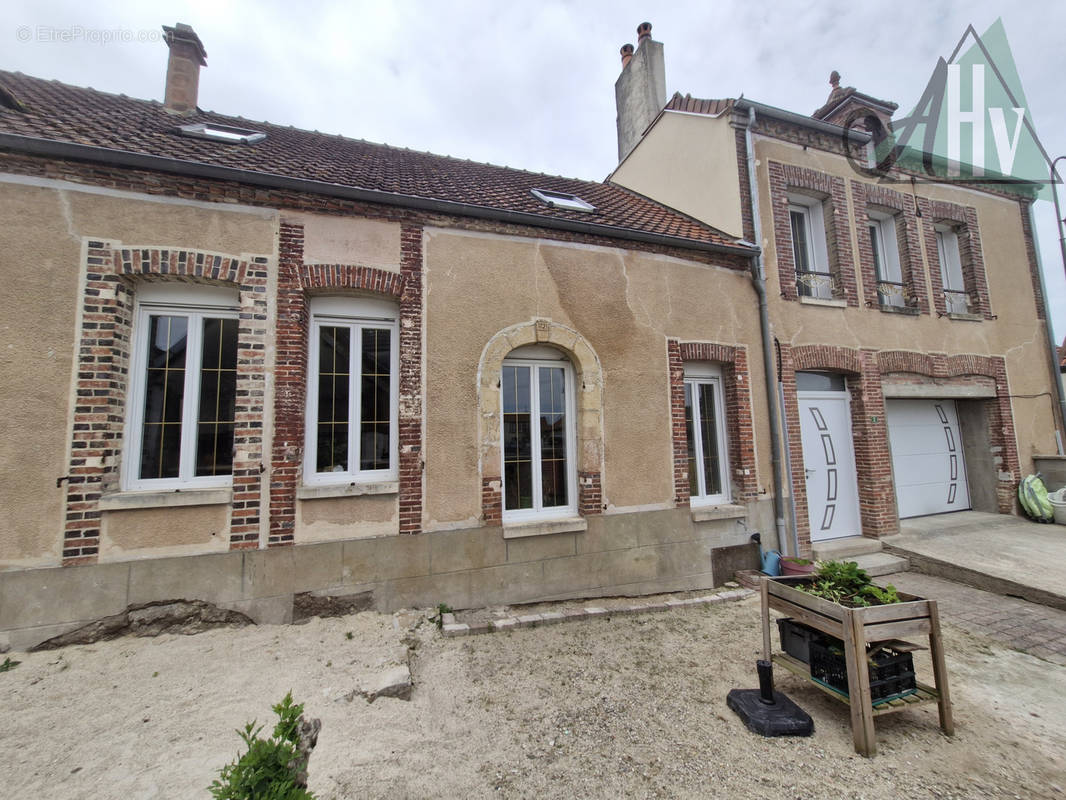 Maison à FONTAINE-DENIS-NUISY