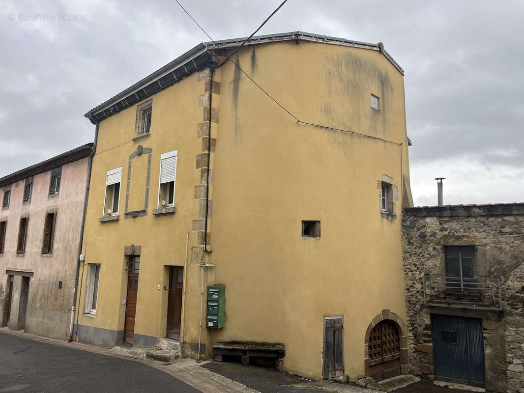 Appartement à LES MARTRES-DE-VEYRE