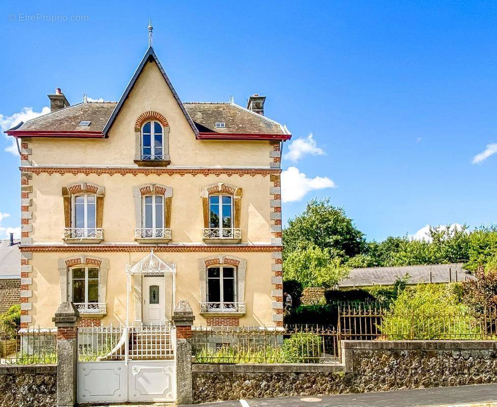 Maison à LASSAY-LES-CHATEAUX