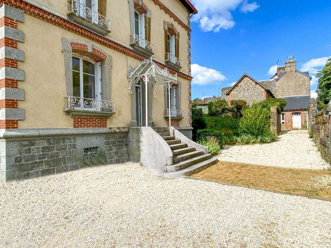 Maison à LASSAY-LES-CHATEAUX