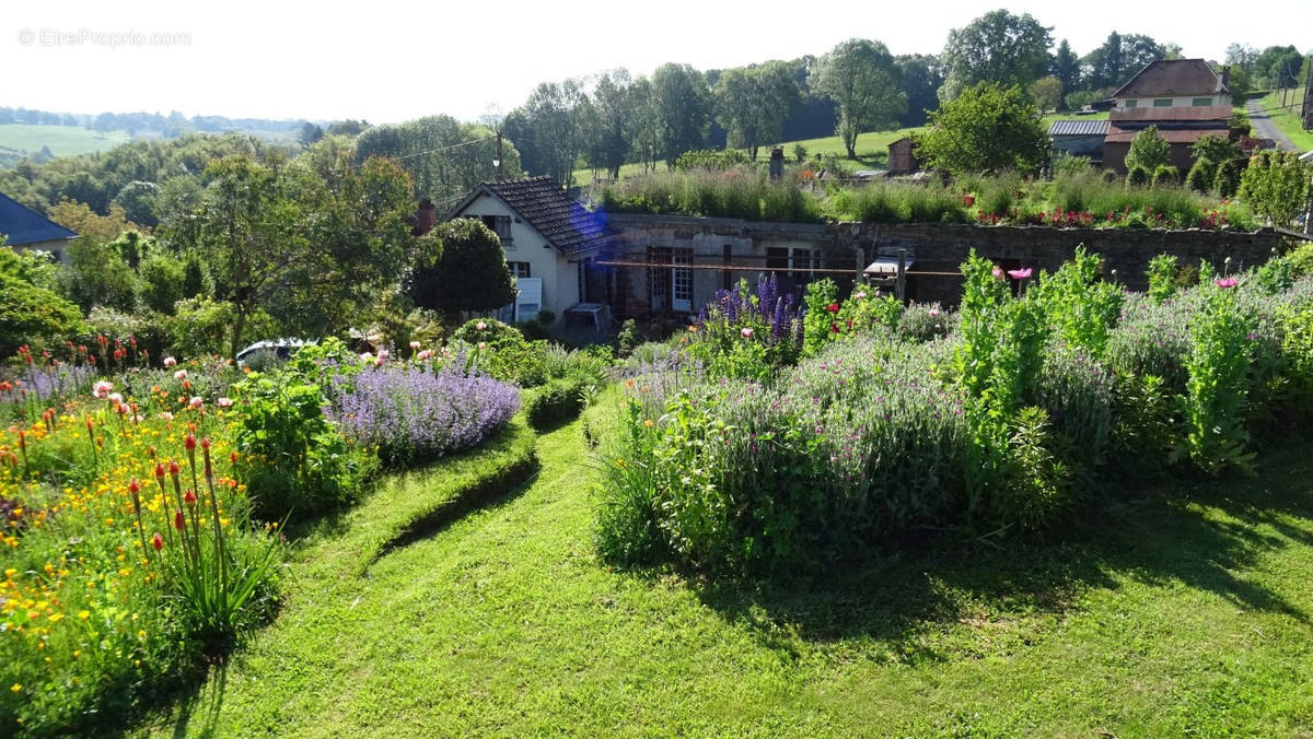 Maison à SEGUR-LE-CHATEAU