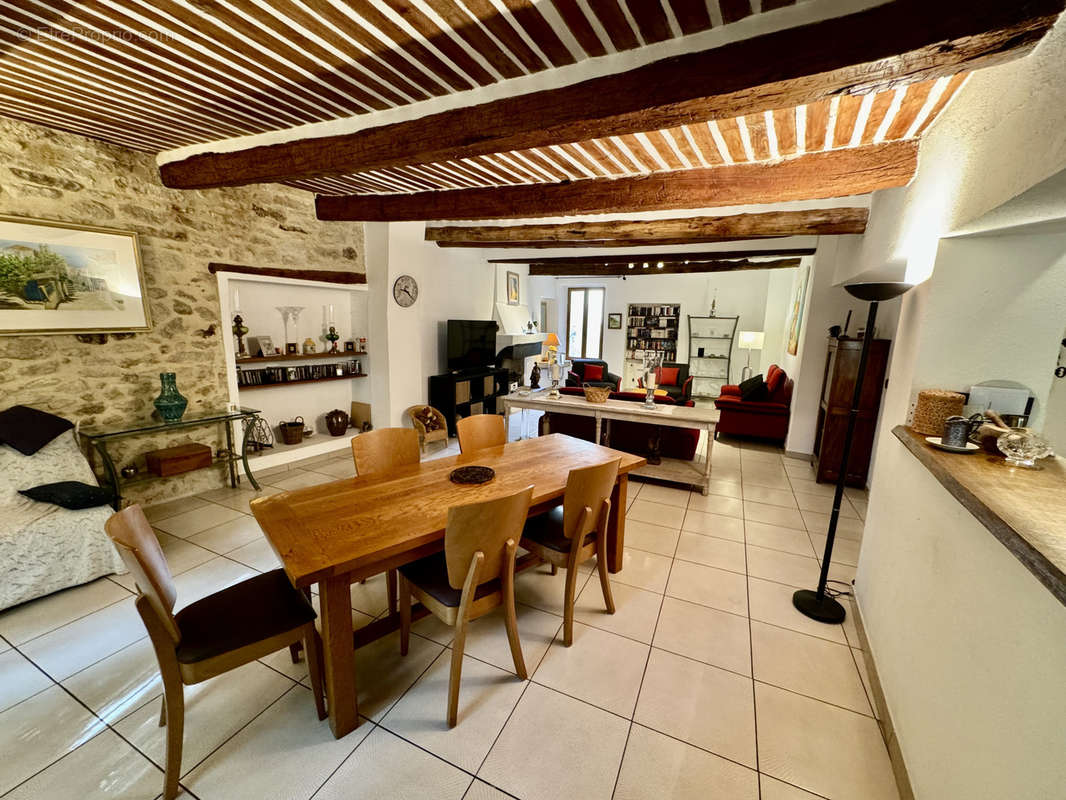 Appartement à SAINTE-CECILE-LES-VIGNES