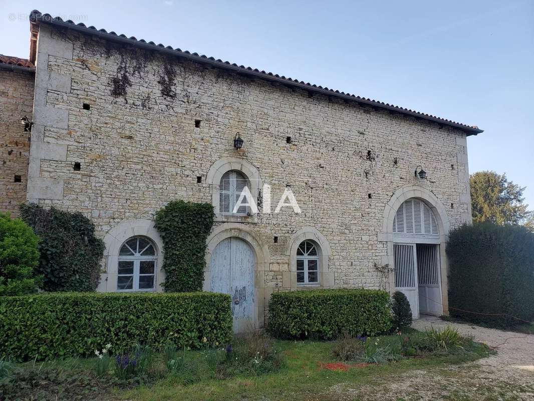 Maison à CHAMPAGNE-MOUTON