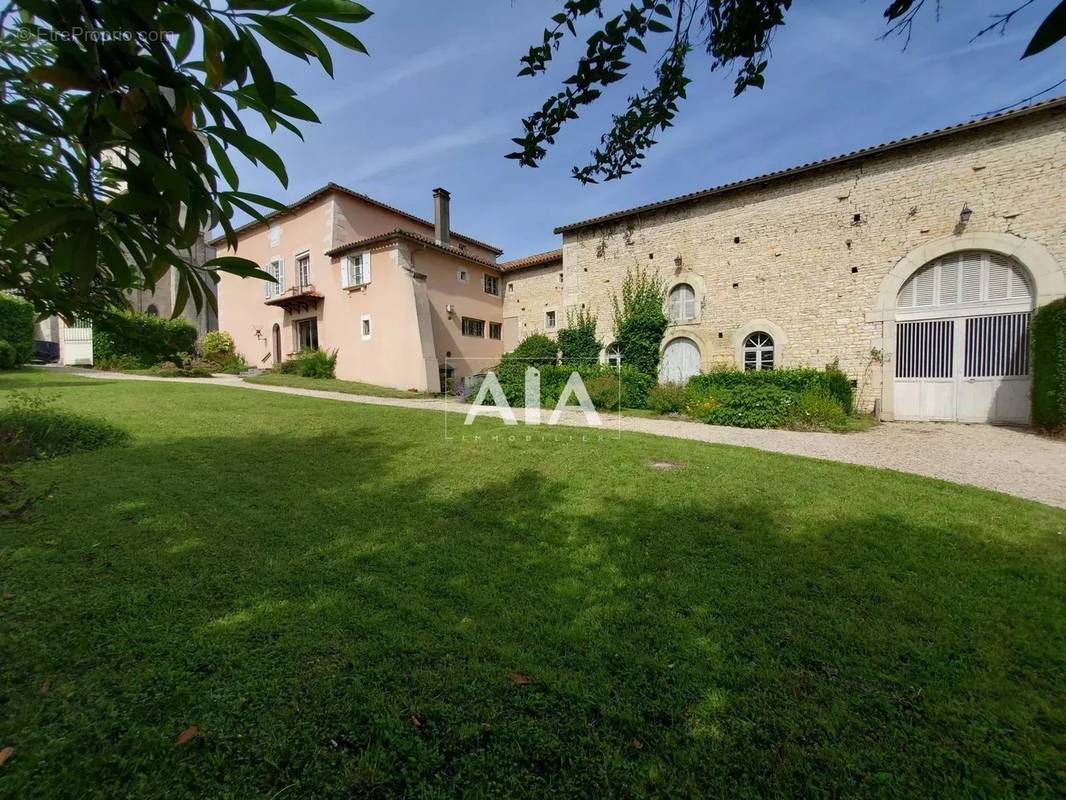 Maison à CHAMPAGNE-MOUTON