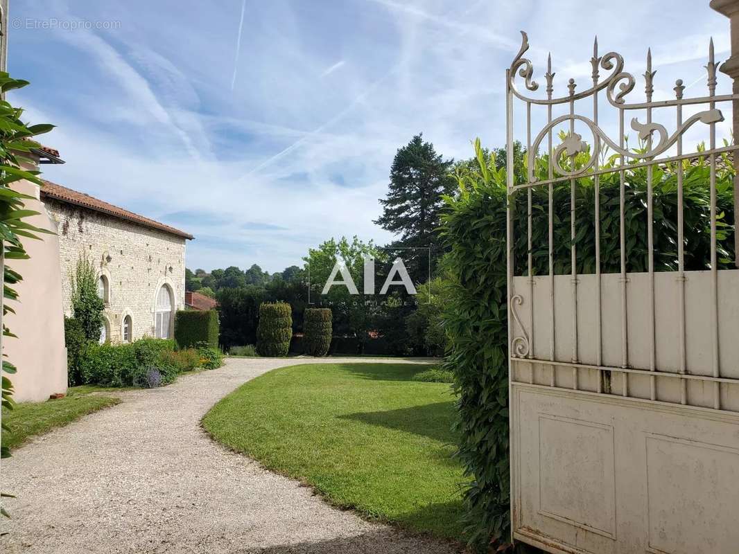 Maison à CHAMPAGNE-MOUTON