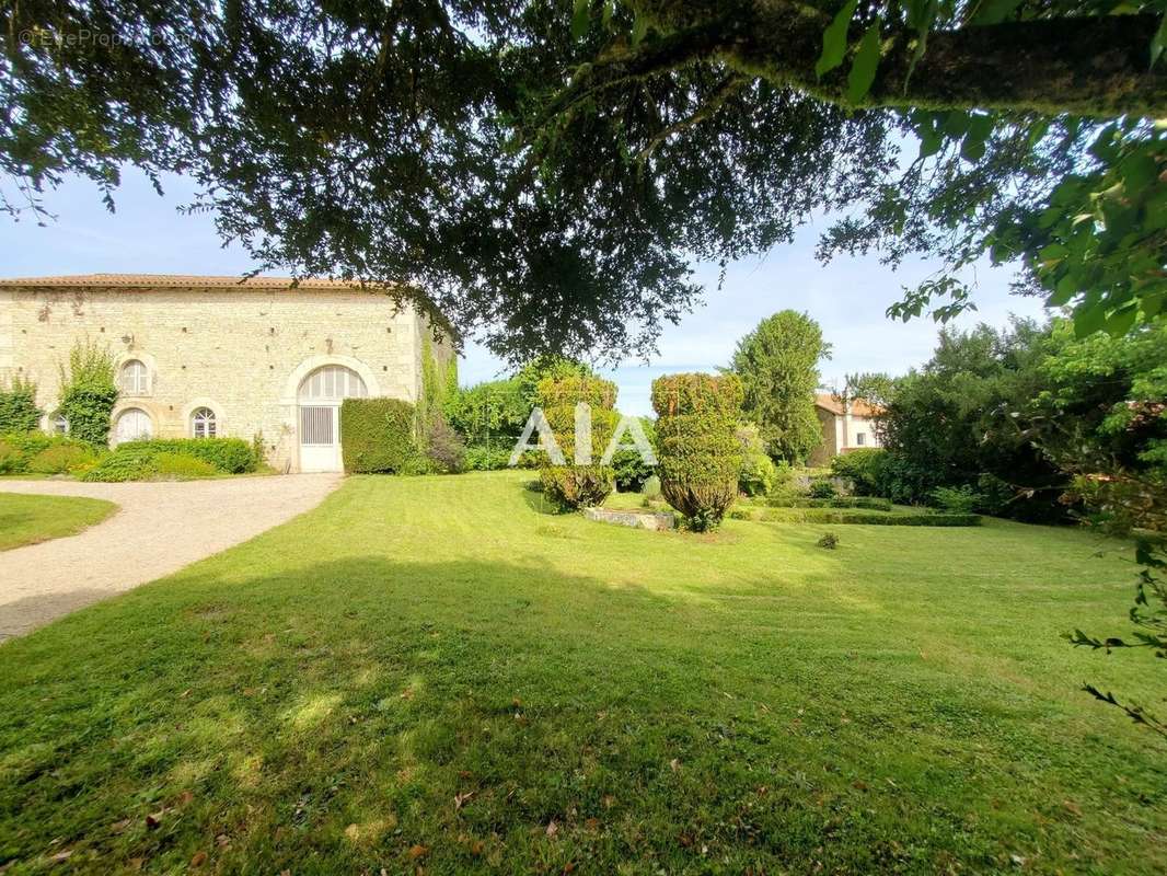 Maison à CHAMPAGNE-MOUTON