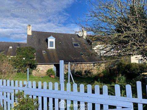 Arrière de la maison avec le jardin fleuri - Maison à PLOURIVO