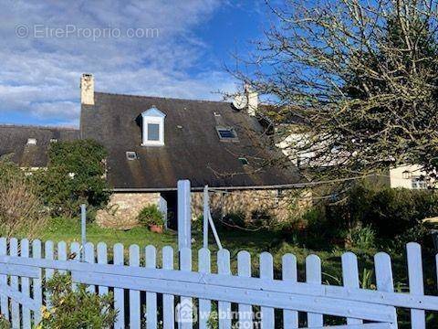 Arrière de la maison avec le jardin fleuri - Maison à PLOURIVO