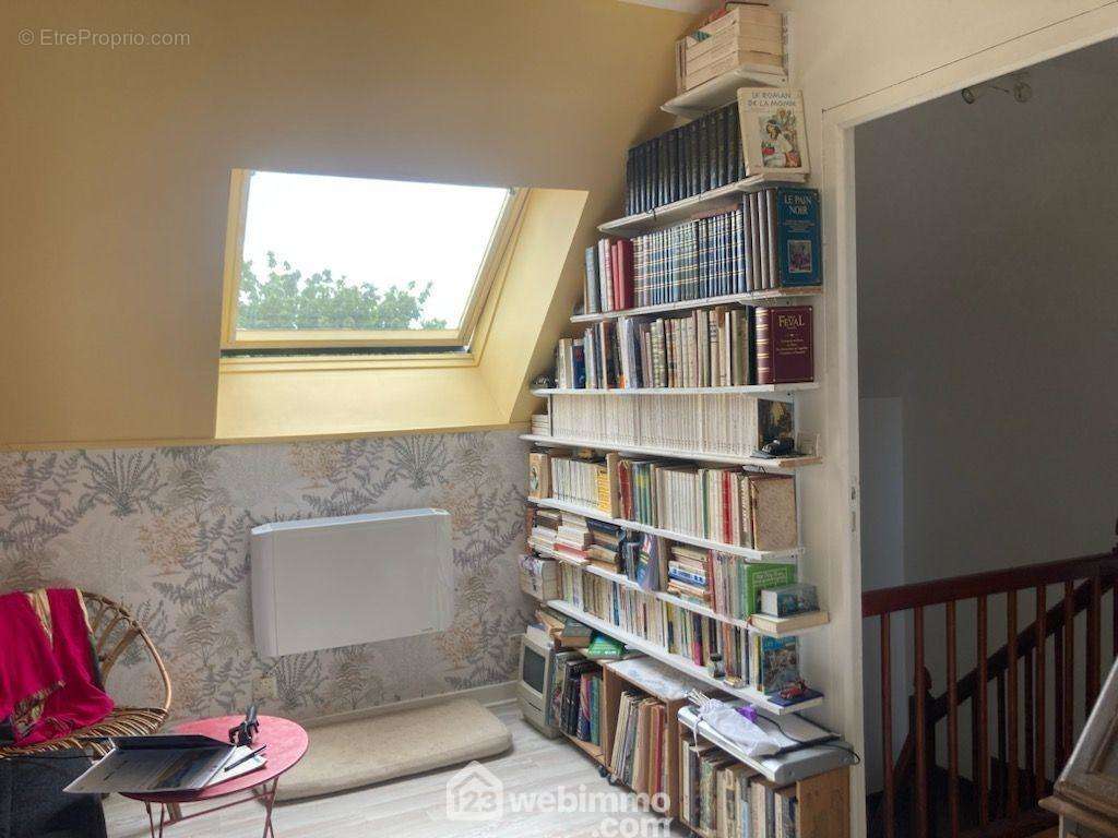 Chambre 1 avec coin bibliothèque - Maison à PLOURIVO