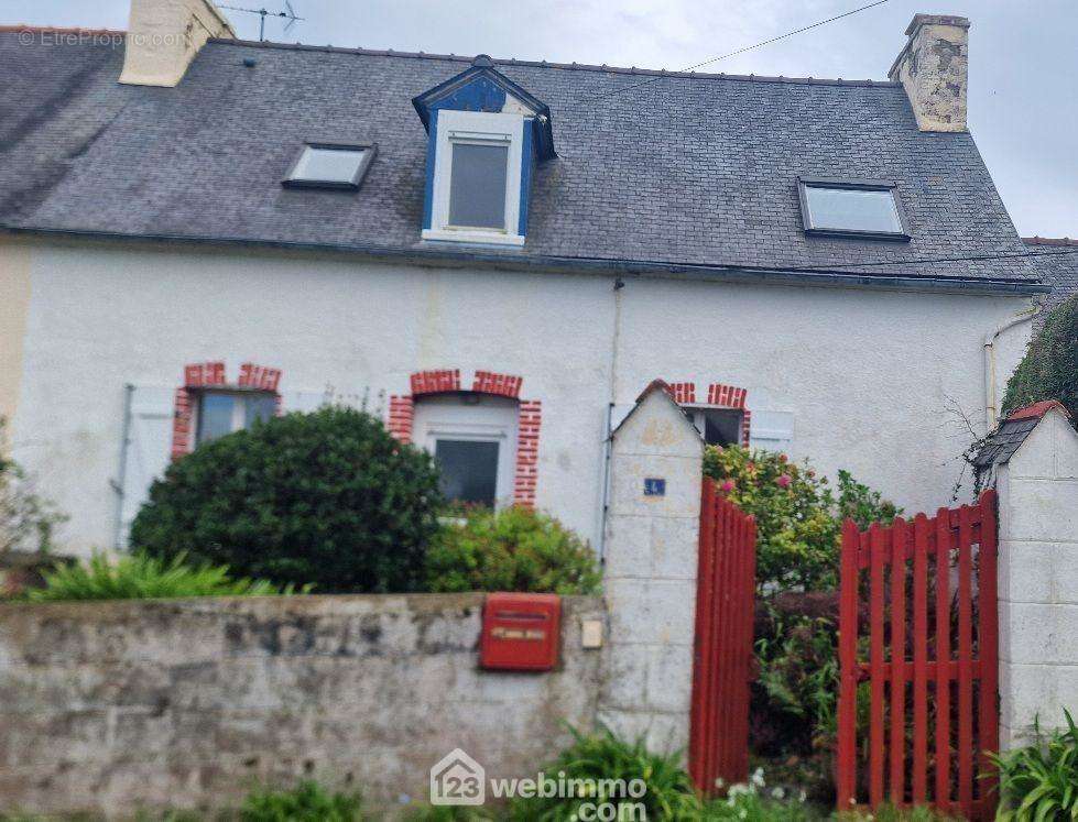 Façade avec petite terrasse vue sur le couché de soleil - Maison à PLOURIVO