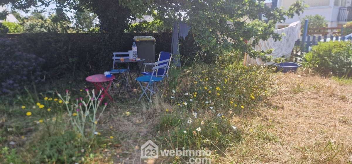 Le coin détente sous le pommier - Maison à PLOURIVO