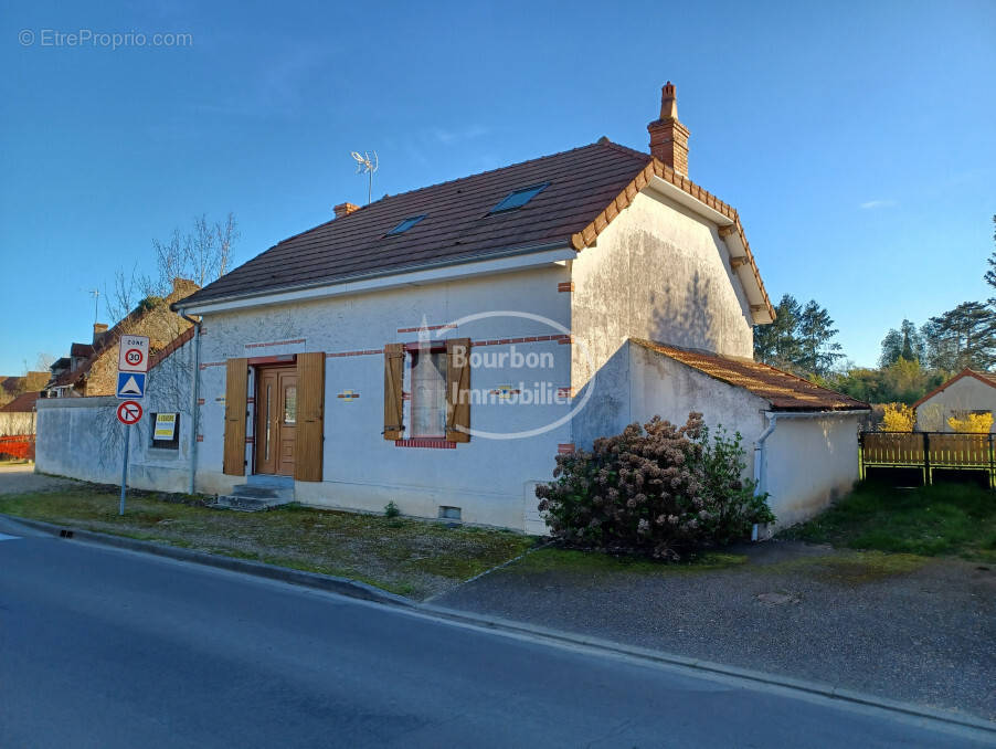 Maison à GARNAT-SUR-ENGIEVRE