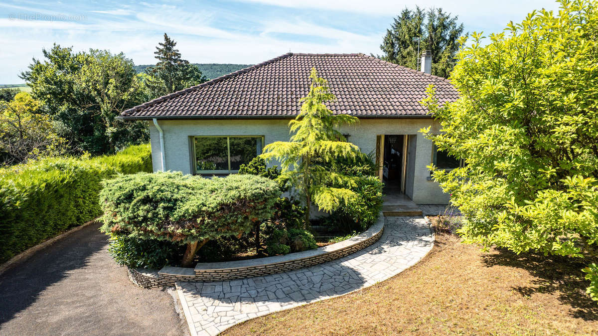 Maison à LAY-SAINT-CHRISTOPHE