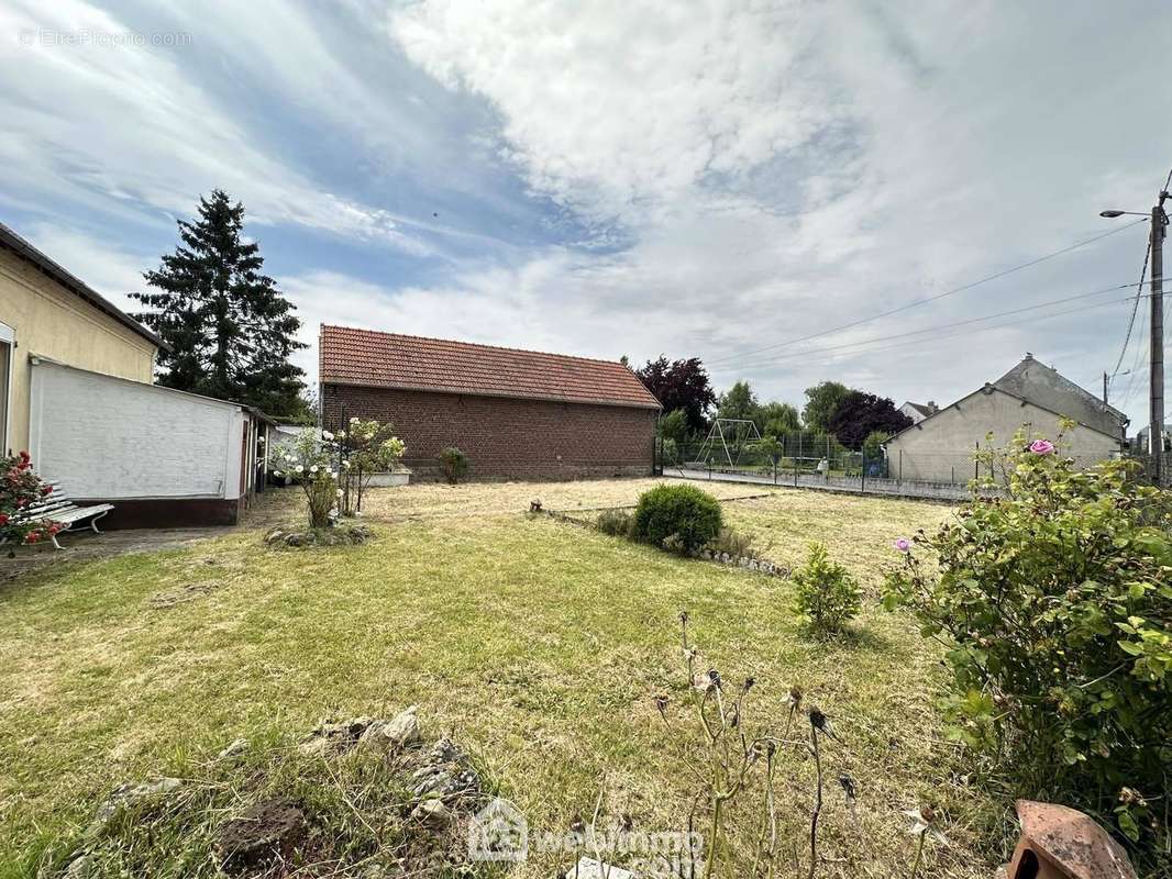 Erigée sur un terrain entièrement clos de 683 m² - Maison à MONCEAU-LE-WAAST