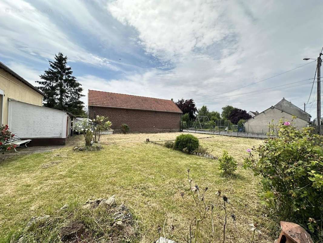 Erigée sur un terrain entièrement clos de 683 m² - Maison à MONCEAU-LE-WAAST