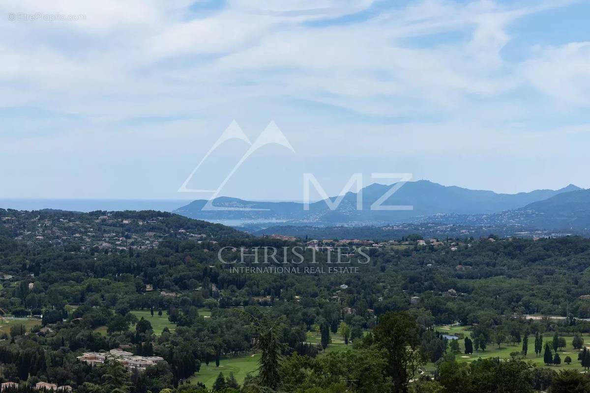 Maison à CHATEAUNEUF-GRASSE