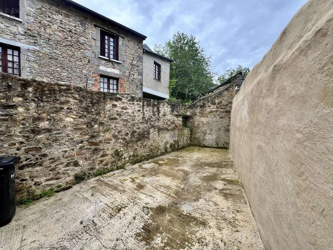 Maison à SAINT-ETIENNE-DE-FURSAC