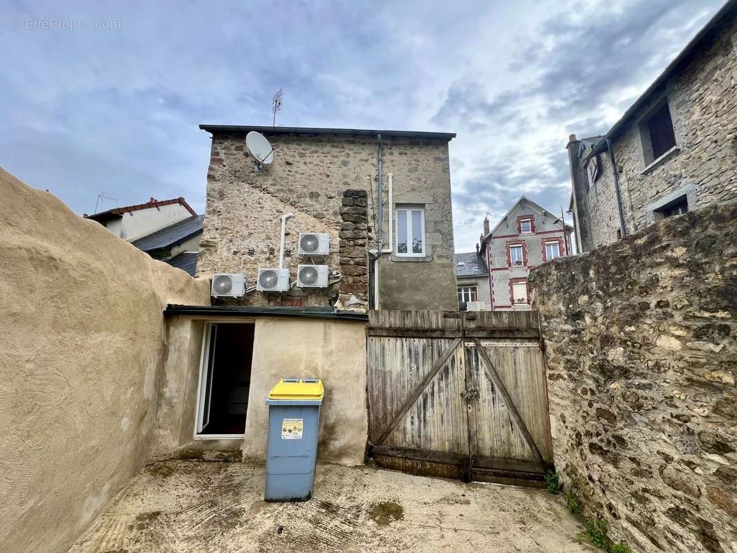 Maison à SAINT-ETIENNE-DE-FURSAC