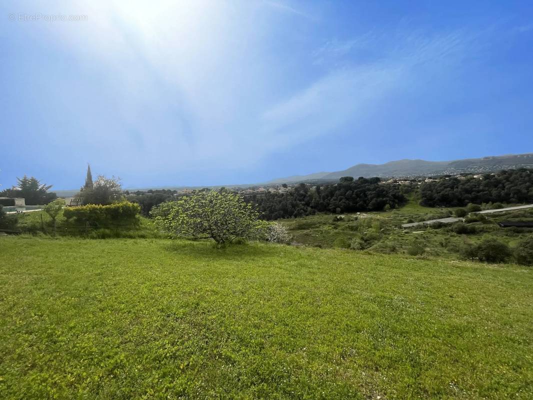 Terrain à SAINT-LAURENT-DU-VAR