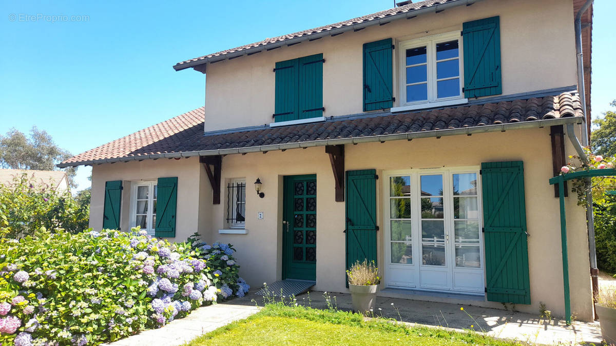 Maison à SAINT-LEONARD-DE-NOBLAT