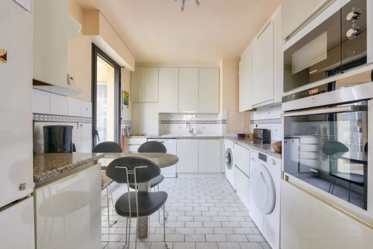 Appartement à COURBEVOIE