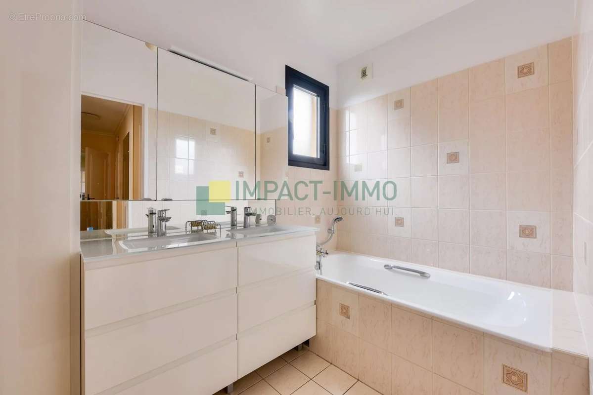 Appartement à COURBEVOIE