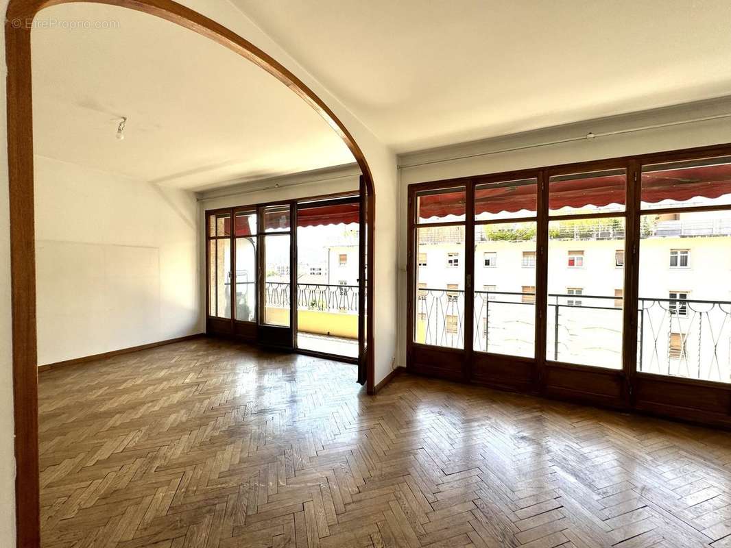 Appartement à MARSEILLE-4E