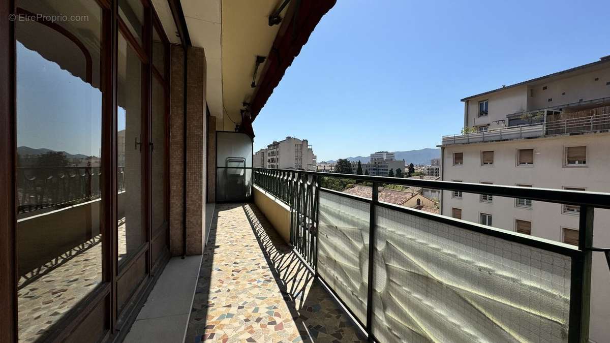 Appartement à MARSEILLE-4E