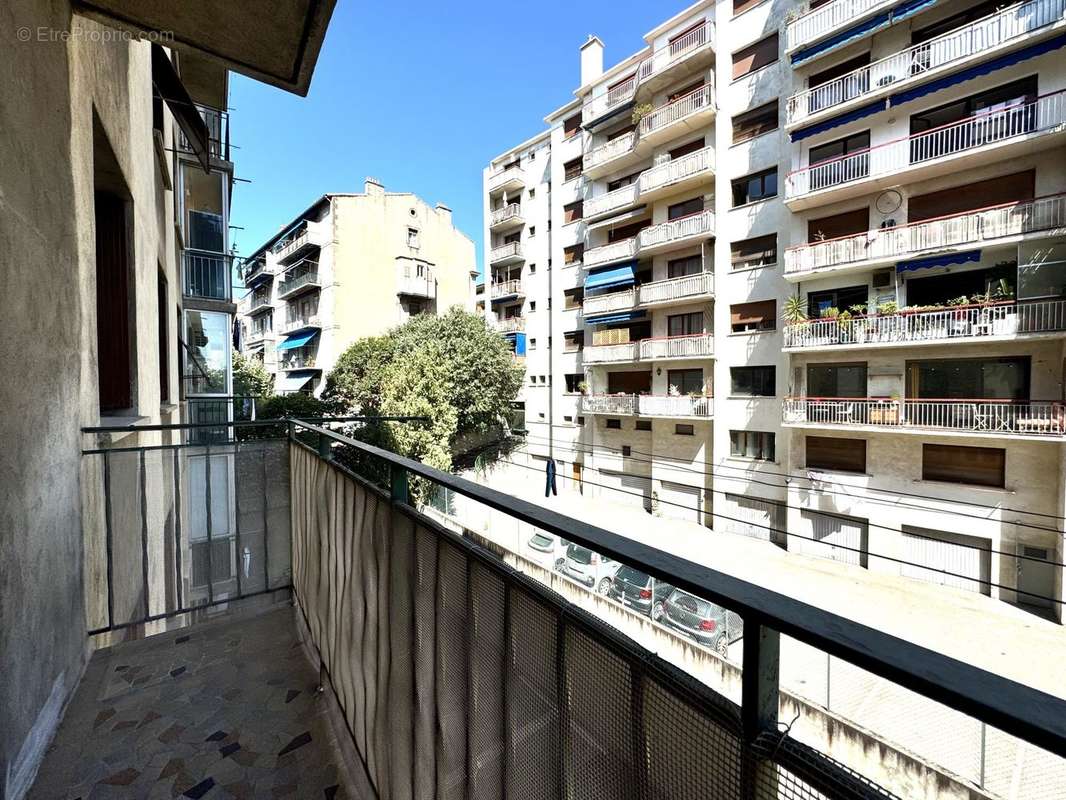 Appartement à MARSEILLE-4E