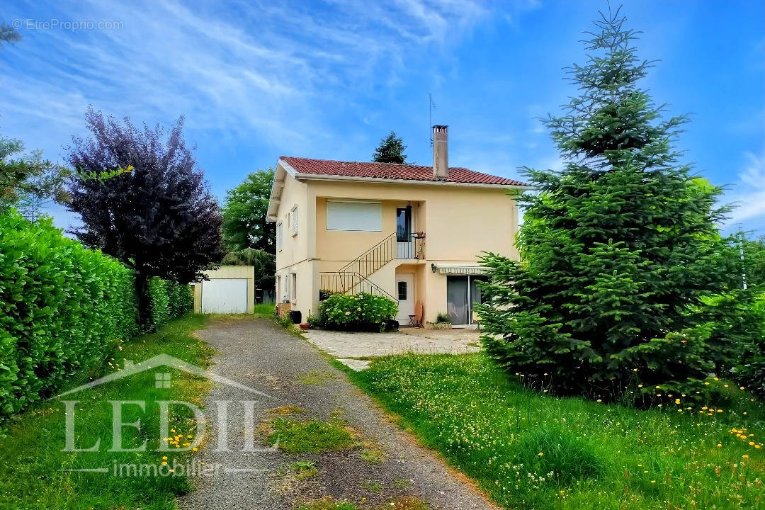 Maison à VIC-FEZENSAC