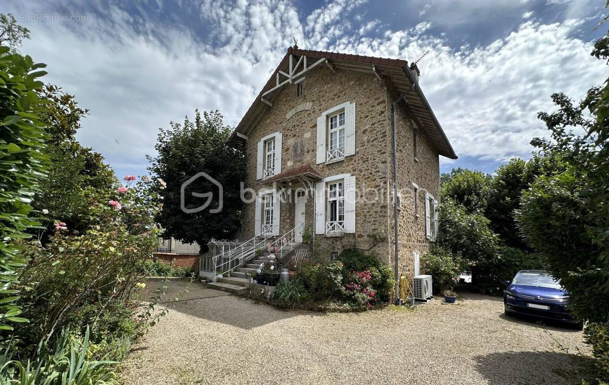 Maison à MANDRES-LES-ROSES