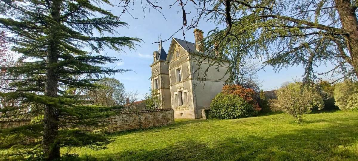 Maison à SAINTE-GEMME-LA-PLAINE