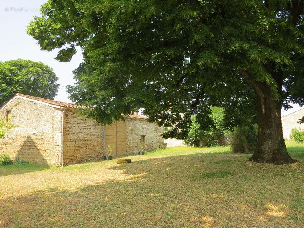 Maison à SAINTE-GEMME-LA-PLAINE