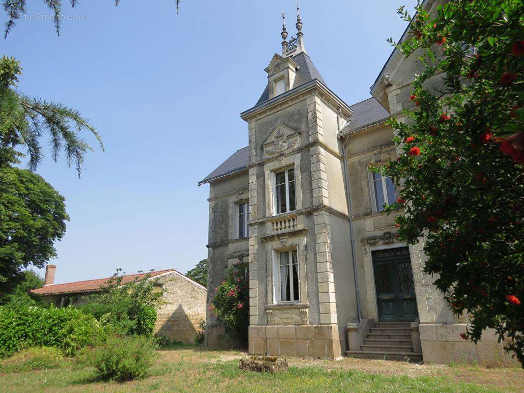 Maison à SAINTE-GEMME-LA-PLAINE