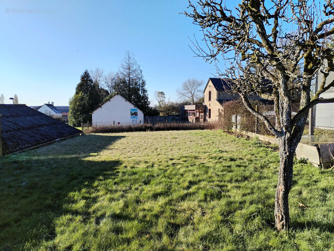 Terrain à SAINT-SAUVEUR-DES-LANDES