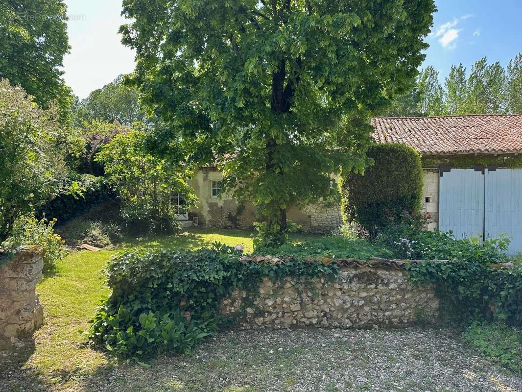 Maison à AUBETERRE-SUR-DRONNE