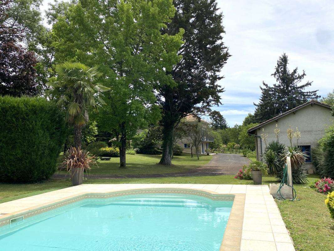 Maison à JAVERLHAC-ET-LA-CHAPELLE-SAINT-ROBERT