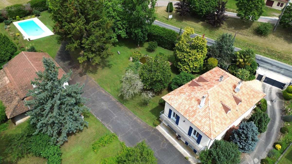 Maison à JAVERLHAC-ET-LA-CHAPELLE-SAINT-ROBERT