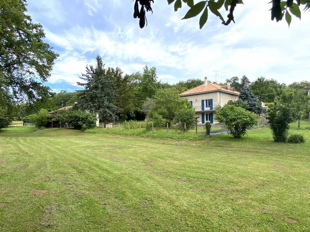 Maison à JAVERLHAC-ET-LA-CHAPELLE-SAINT-ROBERT