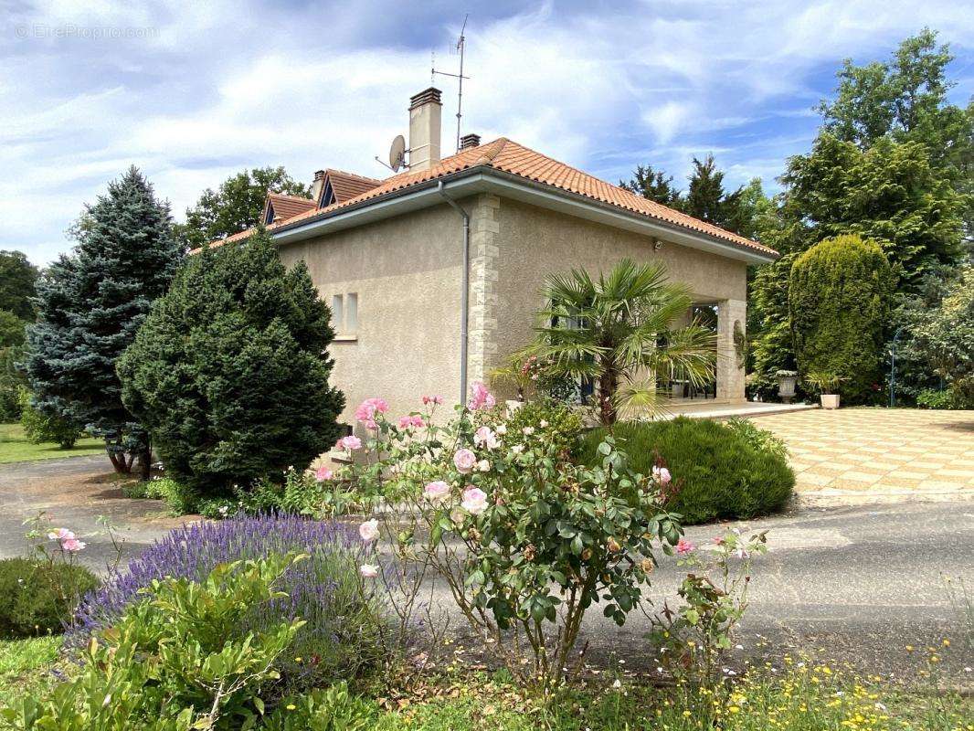 Maison à JAVERLHAC-ET-LA-CHAPELLE-SAINT-ROBERT